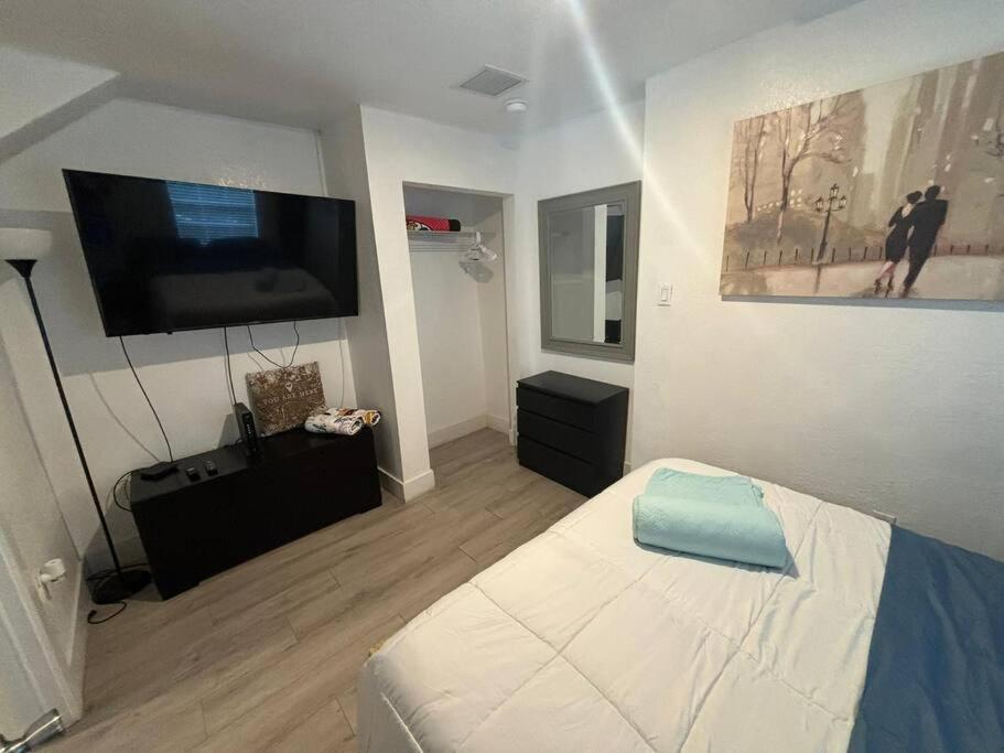 Quiet & Centrally Located House - Private Parking, Laundry And Storage For Luggage マイアミ エクステリア 写真