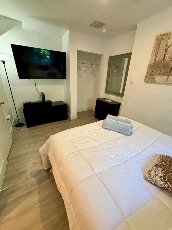 Quiet & Centrally Located House - Private Parking, Laundry And Storage For Luggage マイアミ エクステリア 写真