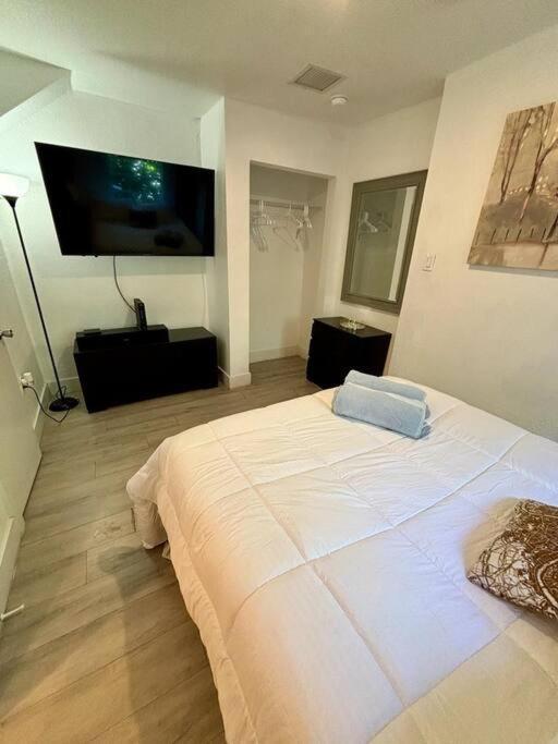 Quiet & Centrally Located House - Private Parking, Laundry And Storage For Luggage マイアミ エクステリア 写真