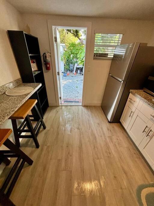 Quiet & Centrally Located House - Private Parking, Laundry And Storage For Luggage マイアミ エクステリア 写真